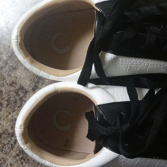 Tennis shoes - Picture 3 of 5